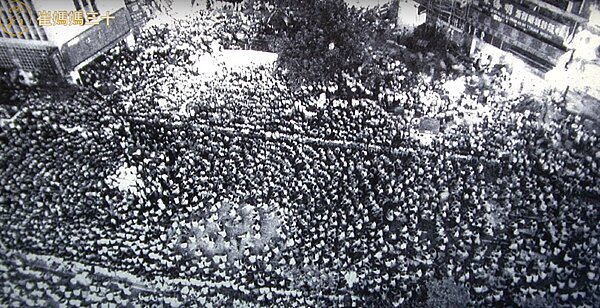 1989 年 8 月 26 日無殼蝸牛運動,近5萬人上街頭夜宿忠孝東路。圖/截自YouTube崔媽媽基金會