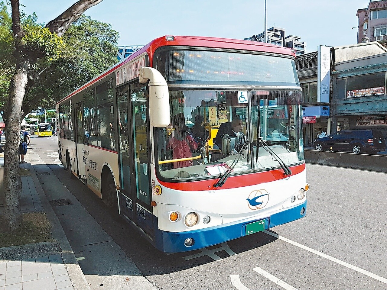 光華巴士紅2路線公車最近讓民眾在內湖區等了1小時才有車，北市公共運輸處調查發現，確實有間隔1小時才發車，將依公路法開罰至少4萬5000元。 記者翁浩然／攝影