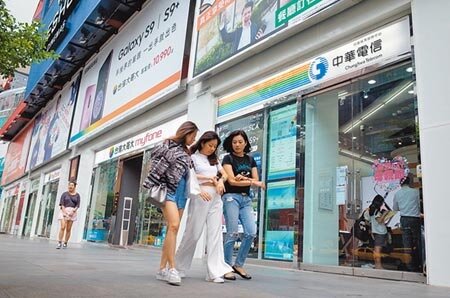 雙11今日登場,五家電信業者「兩家火熱三家冷」。(方濬哲攝)