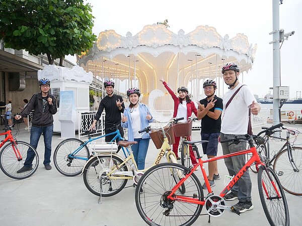 高雄翰品酒店搶雙11商機,11月11日限時推出直播專屬限量折扣,雙人房每人特價1111元起,兩人入住就能品嘗港飲料理,還送自行車一日遊。圖/高雄翰品酒家提供