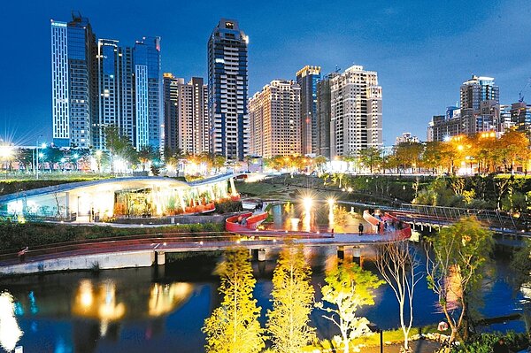 台中秋紅谷位在七期黃金地段,是打卡熱門景點,但附屬建物已閒置兩年。 圖/台中市新聞局提供