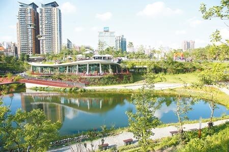 位於台中市台灣大道、朝富路口的秋紅谷景觀生態公園是國內外知名景點,曾榮獲全球卓越建設獎肯定。(盧金足攝)