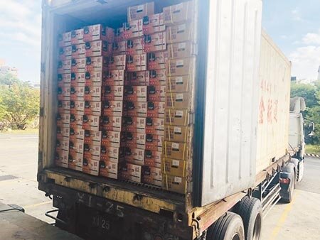 深圳市農產品集團與鑫榮懋集團，透過高雄市上捷國際貿易公司採購高雄農產，昨天出貨4個貨櫃。（林雅惠攝） 