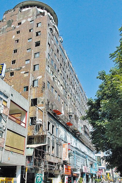 中市千越大樓有44年歷史,因大火及缺乏修繕,形同廢墟。(陳淑芬攝)