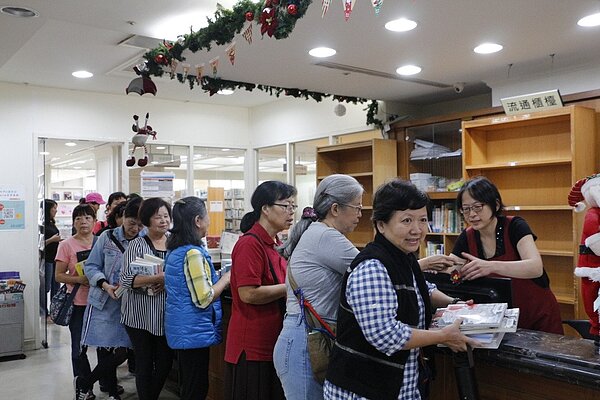 新店分館將封館全面改裝,借書櫃檯前排滿借書民眾。圖/新北市立圖書館提供