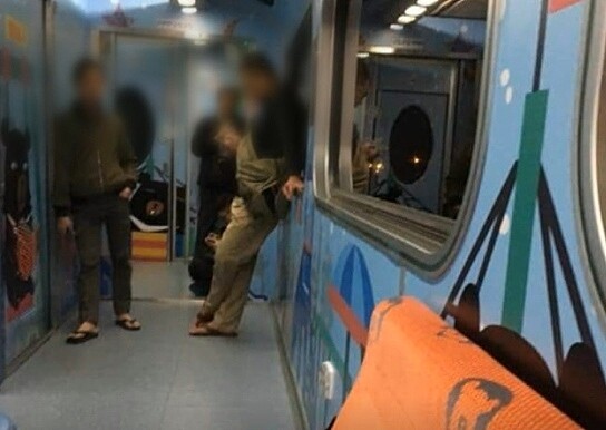 一位媽媽在臉書社團抱怨,台鐵的親子車廂內,有不少乘客席地而坐,常造成嬰兒車沒地方放。圖/翻攝臉書社團「爆料公社」