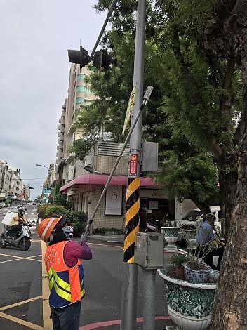 為打擊違規廣告，台南市環保局將加強取締。台南市政府提供