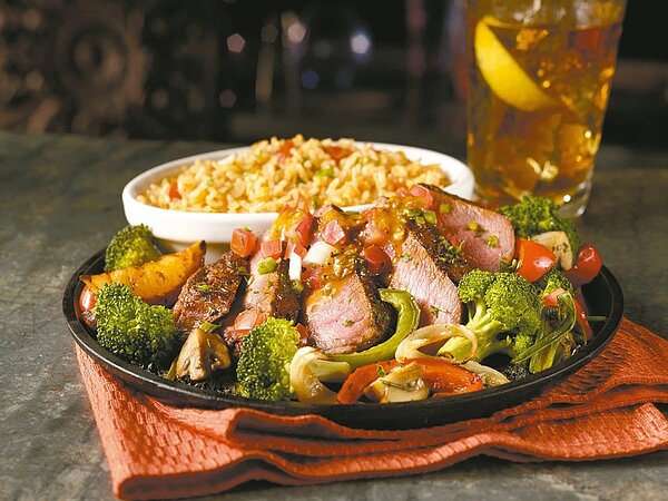 指定牛排買1送1單日快閃。 圖/TGI FRIDAYS提供