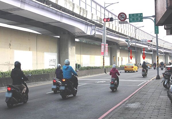 新北市交通事件裁決處統計,光是今年9月份闖紅燈案件就高達15793件。圖/新北市政府