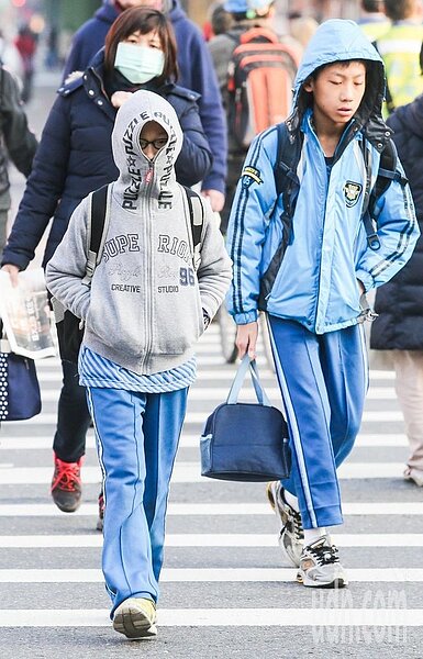 氣象局說,22日夜間清晨仍偏涼,多數地區低溫為20度上下。本報資料照片