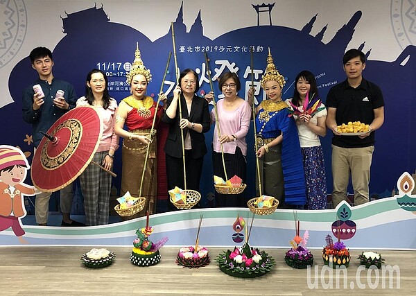 一年一度的水燈節11月17日在錫口碼頭、彩虹橋畔登場。今年除有傳統水燈外,還有星星造型水燈及東南亞異國美食,讓民眾不用出國就可體驗東南亞風情。邱瓊玉/攝影