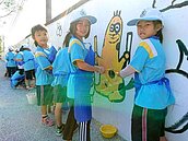 「鱷魚先生」來了　高雄大樹溪埔國小圍牆變美了