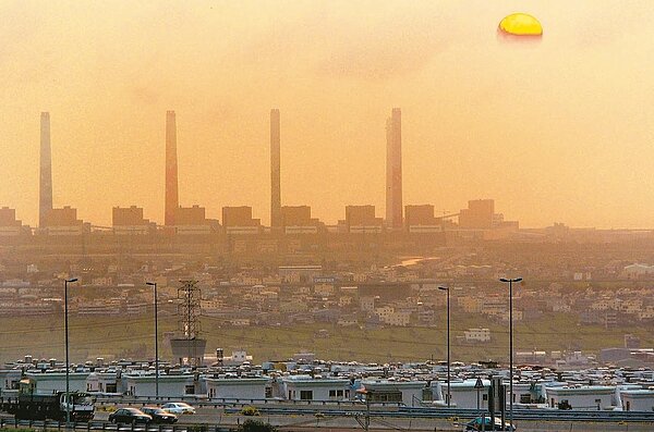 台中火力電廠10張操作許可證陸續申請展延,中火生煤量該減多少?成為台電與中市府角力的焦點。 圖/聯合報系資料照片