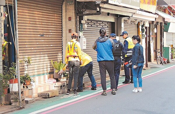 北市警方會同環保局取締清除「標線型人行道」盆栽、店家廣告牌等路霸。 圖／交通警察大隊提供