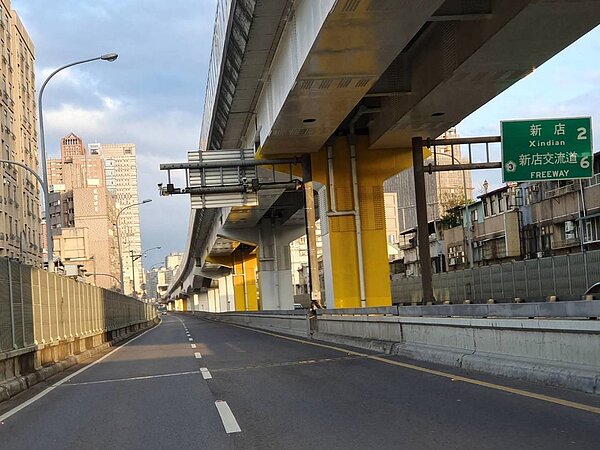 新北市市警局經過評估，台64線快速道路和新店環河路，將實施區間測速，快明年初上路。圖／新北市警局提供