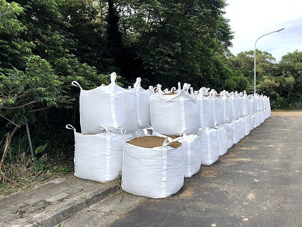 「住六之六自辦市定重劃區」延宕多年,日前爆出現場堆積土方等跡象,台北市環保局認定違規開罰。圖/市議員黃郁芬研究室提供