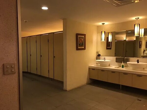 一名交通大學的女大生PO出學校女廁的照片,讓人直呼簡直是「百貨公司等級」。圖/翻攝Dcard