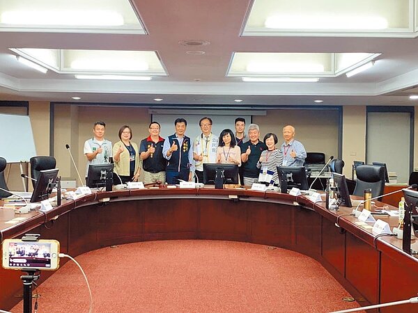 台北市議會公民參與政策委員會調查結果,高達8成的藥妝店在無藥師下,違法賣指示用藥。圖/記者張薷攝