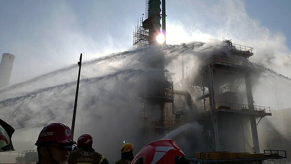 雲林縣麥寮六輕廠區內的塑化公司煉製一廠,於今天下午2時10分,因原油常壓蒸餾單元(M01),在進行輕油分離設施拆卸壓力錶的過程,發生氣體洩漏冒煙,並造成一名工人受傷,雲林縣政府召開應變工作會議後,縣長張麗善表示,將依違反空氣汙染防制法第32條,開出最高罰款500萬元,並要求事故範圍內勒令停工。記者陳雅玲/翻攝