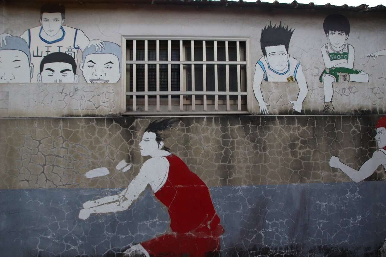 田尾海豐崙彩繪村過去灌籃高手的彩繪圖如今斑駁。圖/記者林敬家攝影