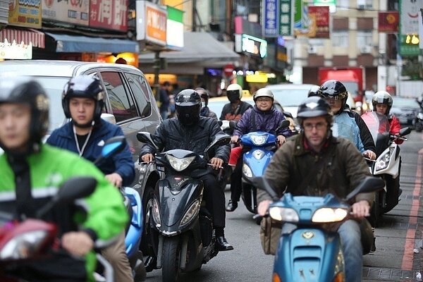 今年1月至10月北市機車涉入事故件數共1萬9811件,其中「基隆路與羅斯福路口」、「中山北路與市民大道路口」和「西寧北路與鄭州路口」3路口連3年上榜事故熱區。 圖/聯合報系資料照片