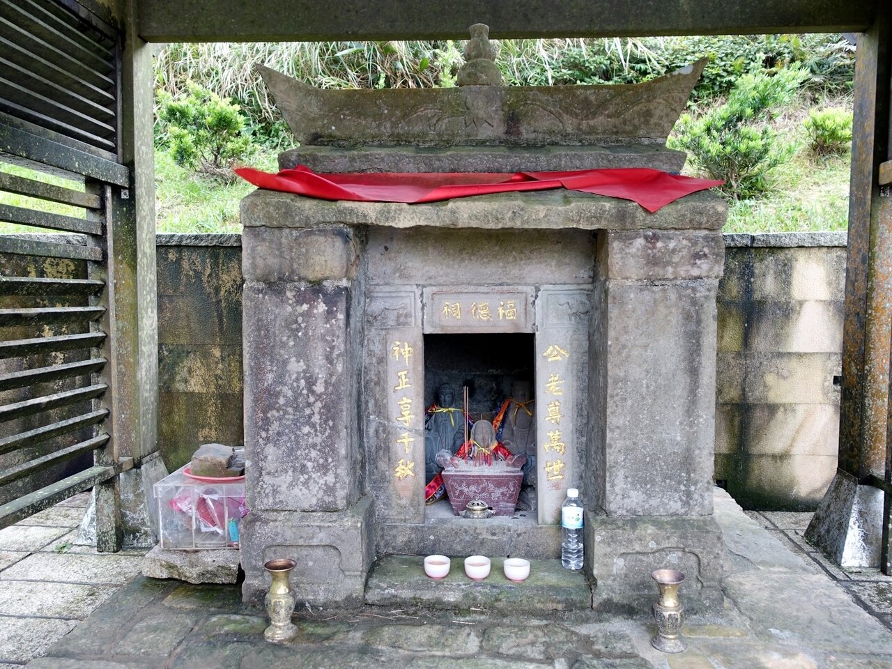 草嶺古道埡口處獨特「一屋二妻」的土地公廟。圖/記者張芳瑜攝影