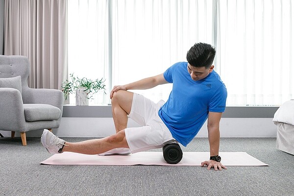 物理治療師表示,按摩工具確實可達到一定肌肉放鬆效果,其中按摩滾筒適合大面積。 圖/恆隆行提供