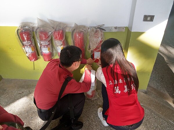 市議員萬美玲質詢,揭露桃園市竟有77間高中以下學校消防安檢未過關,以她服務的桃園區而言,36間高中以下學校就有25間,不合格率達70%,如滅火器逾期、自動警報器故障等。 圖/市議員萬美玲提供