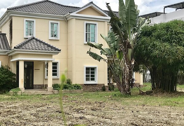 屏東蘇家農舍年久失修,當地居民笑稱淪為「高級廢墟」,長治鄉公所擬拆除。圖/聯合報資料照片