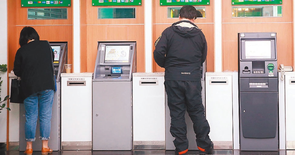 銀行表示，根據中央銀行資料，台灣每772人擁有一台ATM，密度居全球之冠，英國每1015人才有一台，印度更是每10萬人只有22台。 圖／聯合報系資料照片