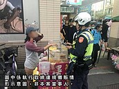 上千張罰單不怕！信義商圈違規擺攤　大戶脫產欠168萬