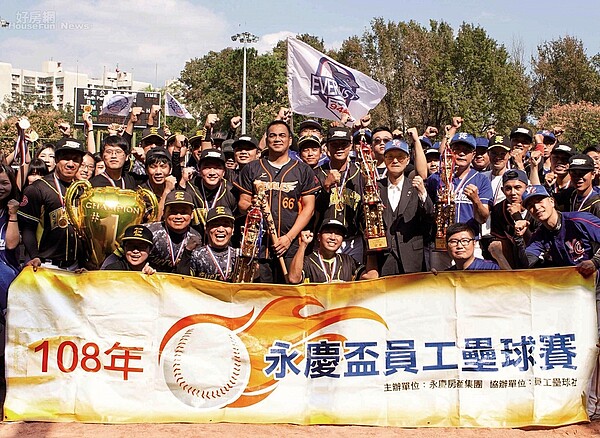 永慶壘球賽圓滿成功,董事長孫慶餘、陳金鋒、黃暐傑及全體同仁開心合照。