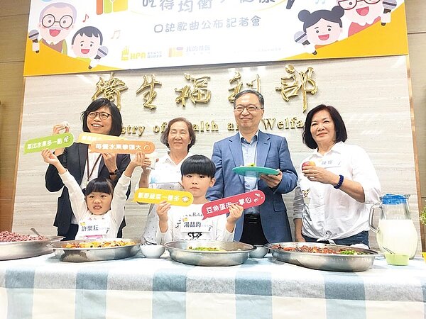 國健署提醒民眾記下「每天早晚一杯奶、每餐水果拳頭大、菜比水果多一點、飯跟蔬菜一樣多、豆魚蛋肉一掌心、堅果種子一茶匙」的6口訣。(林周義攝)