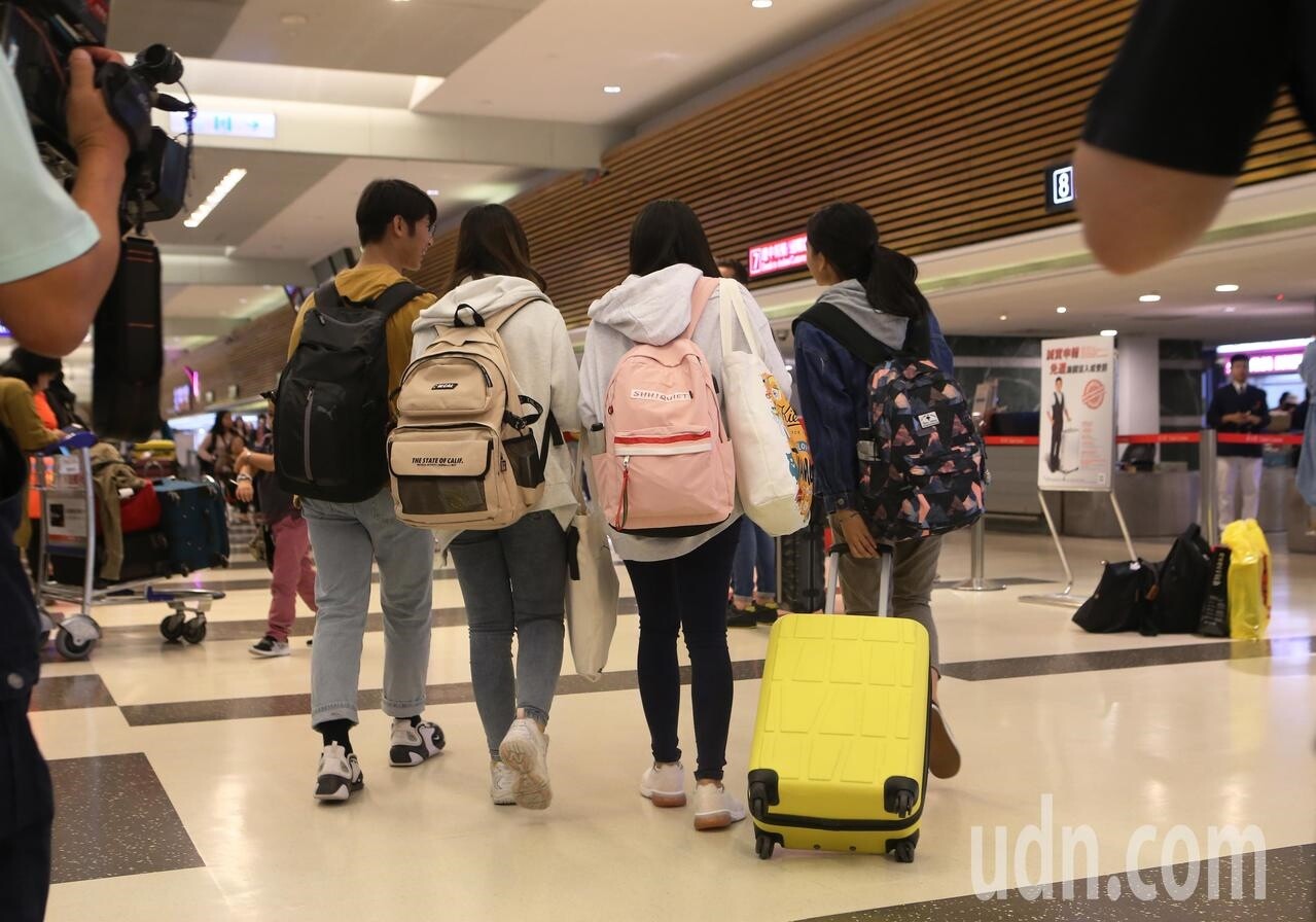 包括香港城市大學在內的多所香港大學台籍學生，13日晚間陸續搭機返抵桃園機場，學生們不願意容貌曝光。記者陳嘉寧／攝影