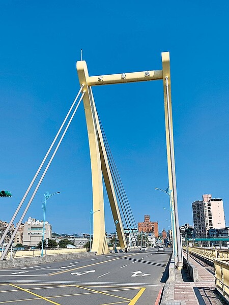 基隆七賢橋去年完成改建，並榮獲今年國家卓越建設獎最佳施工品質類優質獎。（議員楊秀玉提供）