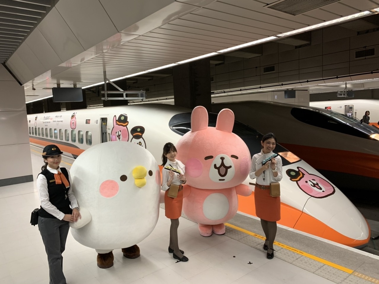 搶攻可愛商機，台灣高鐵公司特別邀請日本著名的插畫家卡娜赫拉，共同打造「卡娜赫拉的小動物彩繪列車」。記者楊文琪／攝影