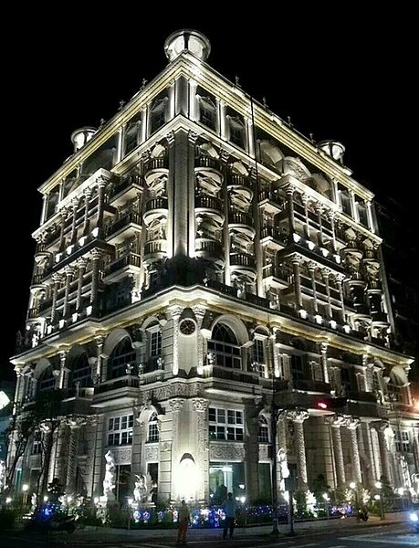 斥資四億打造8層樓豪宅。圖/翻攝自胡漢龑臉書