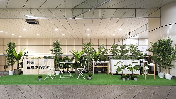 提供居家陽台空間的佈置靈感,運用大量植栽打造了一塊綠色天地。圖/業者提供