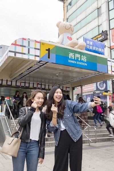 即日起只要拍照上傳個人社群，就能至台北三家分店兌換FRAKTA購物袋。圖／業者提供