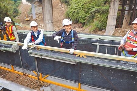 石碇區「永定橋」使用至今逾30年，去年啟動新橋改建工程，預計11月22日通車。新北市長侯友宜（右）14日前往視察並登上橋梁檢測車。圖／記者葉書宏攝