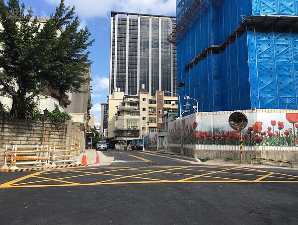 台北市莒光社宅持續興建,新工處也持續進行週邊道路拓寬工程。照片台北市新工處堤工
