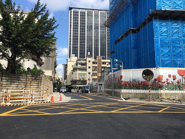 台北市莒光社宅持續興建，新工處也持續進行週邊道路拓寬工程。照片台北市新工處堤工