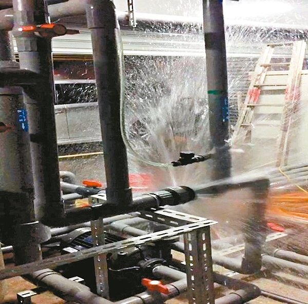 桃園國民運動中心設施設備缺失多,泳池機房漏水頻頻,還發生過管線爆裂。 圖/市議員簡智翔提供