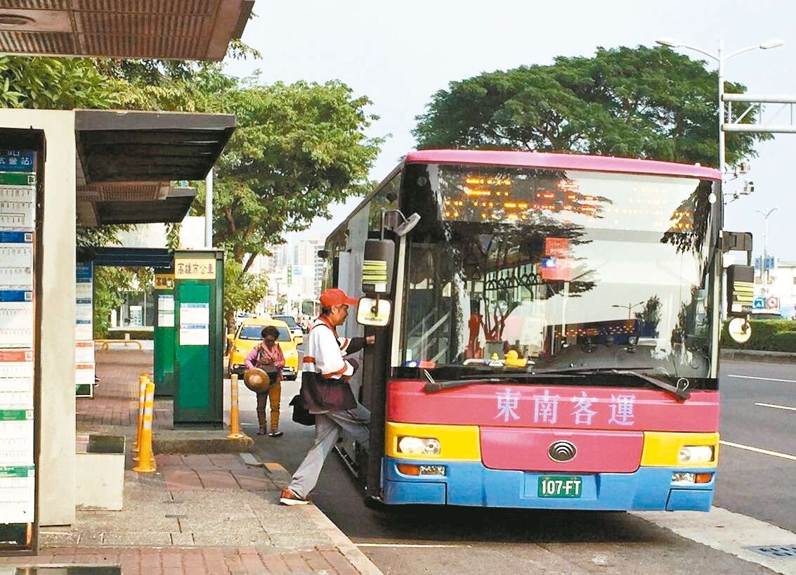 高雄市交通局促公車業者汰舊換新公車時，盡量採購電動、無障礙公車。記者楊濡嘉／攝影