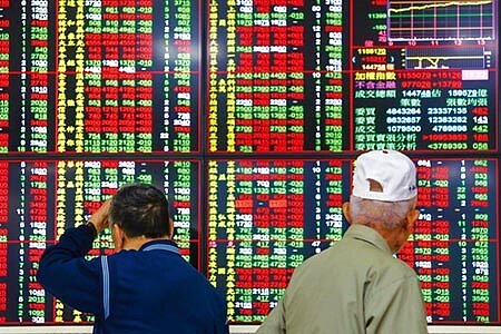 陸美談判傳進入最終階段,激勵台股開高走高,在權值蘋概三王領軍、中小型股表現下,一開盤就重拾1萬1500點大關,終場上漲75點,收在1萬1525點,成交量1306億元。圖為民眾觀看股票行情。(本報資料照片)