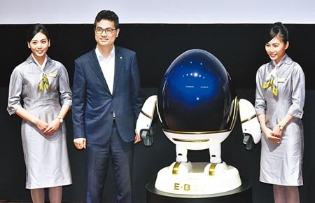 星宇航空執行長翟健華（中）15日宣布推出「StarWonderers星探者」機上安全影片，以新穎又有趣的方式，讓旅客透過模擬飛機的「星探號」，熟悉機上各項安全事項。圖／顏謙隆