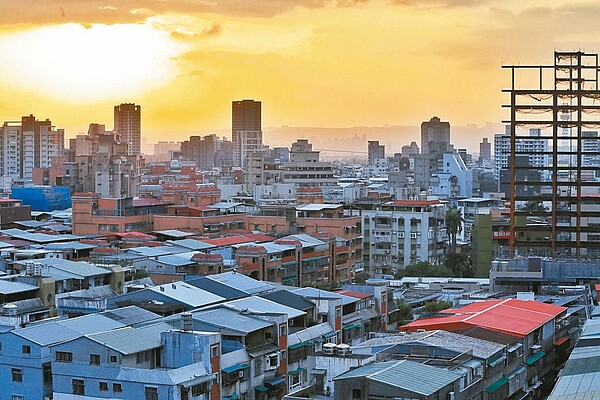 有網友好奇想知道有哪個國家的市容跟台灣很像，其他網友紛紛點名南韓。照片為台北市容。 圖／聯合報系資料照片