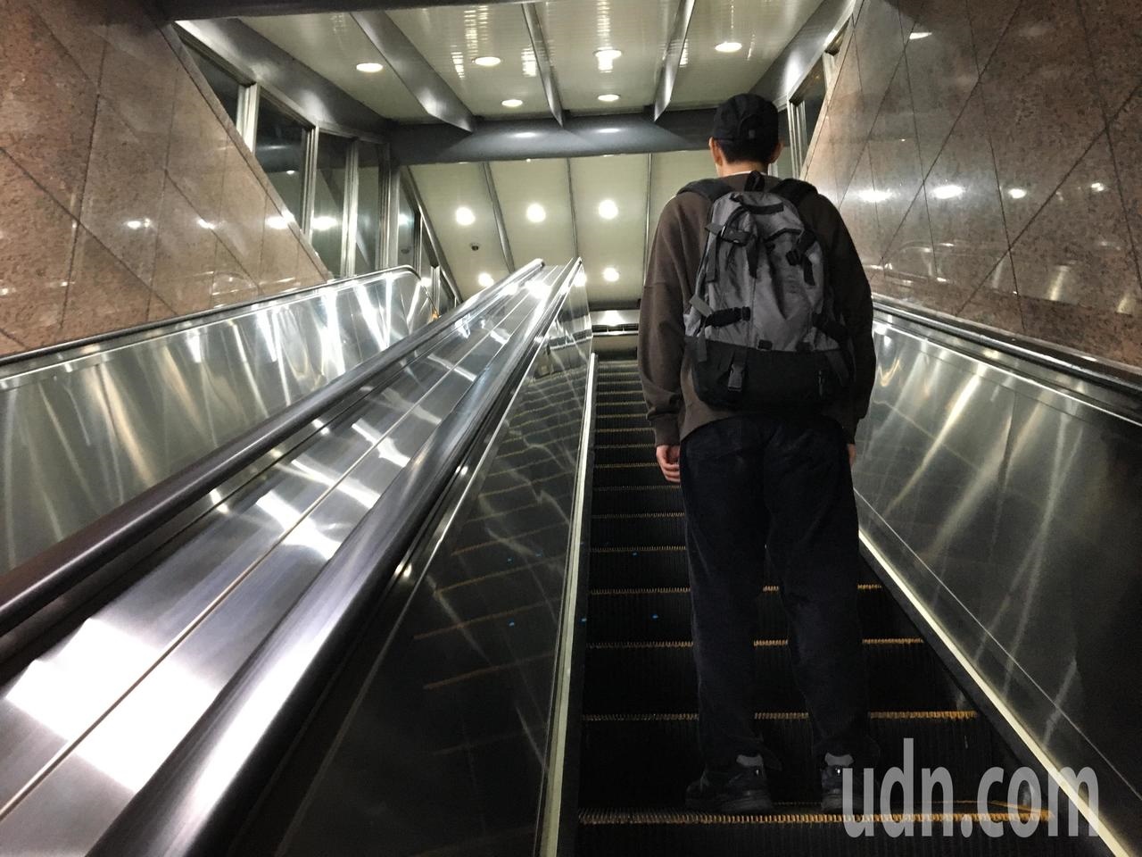 北市捷運局為進行車站出入口電扶梯改善工程，11月17日起將分階段陸續進行施工，封閉部分車站單一出入口。圖／記者郭頤攝影