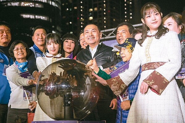 2019新北市歡樂耶誕城15日由新北市長侯友宜(中)開城點燈,日本團體乃木坂46的松村沙友理、高山一實擔任嘉賓。 記者王敏旭/攝影