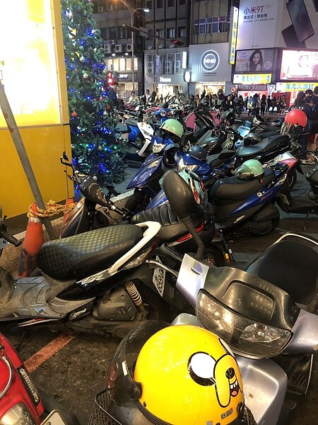 台中市一中商圈年輕人聚集,機車停車空間飽和,違停機車四處停放,人行道、路口紅線區都被塞滿。圖/賴佳微議員提供